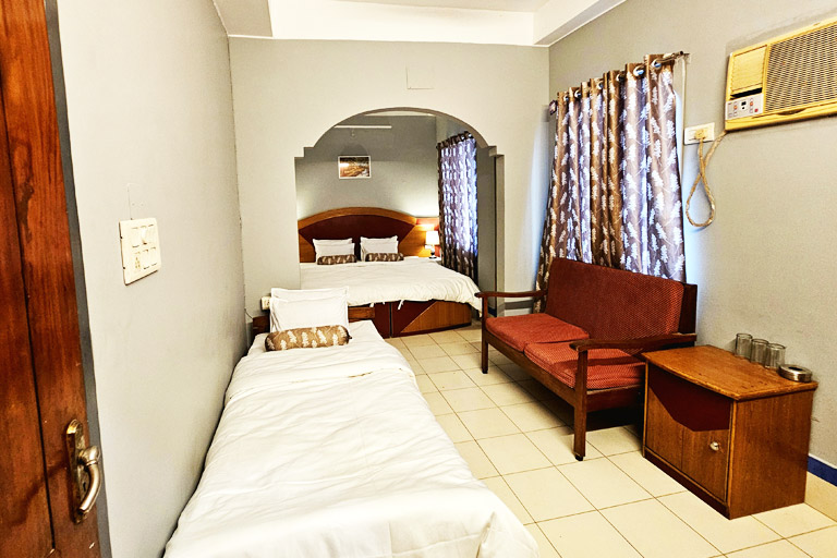 DELUXE TRIPLE AC (1 ROOM)